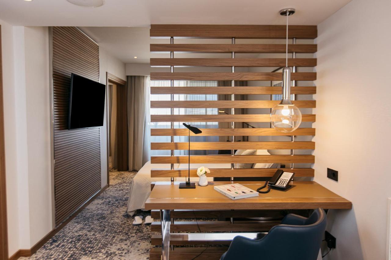 One-Bedroom King Suite with Sofa Bed and Balcony,1259653399:JPEG