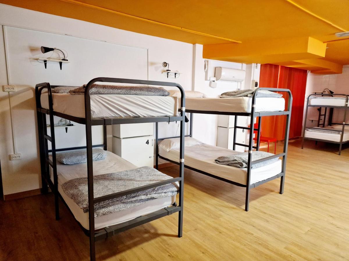 Litera en dormitorio compartido mixto con 10 camas