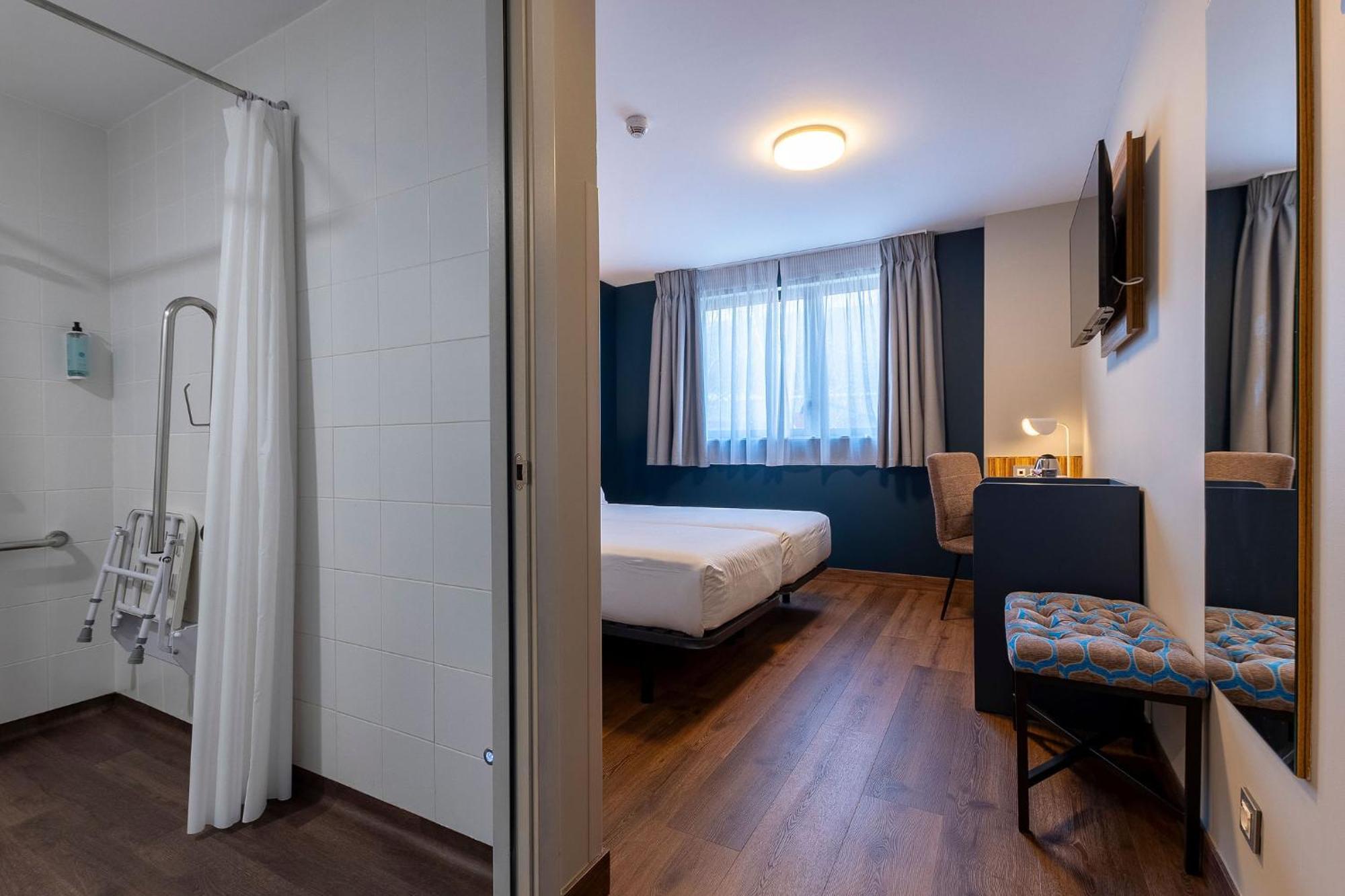Chambre Double ou Lits Jumeaux - Accessible aux Personnes à Mobilité Réduite