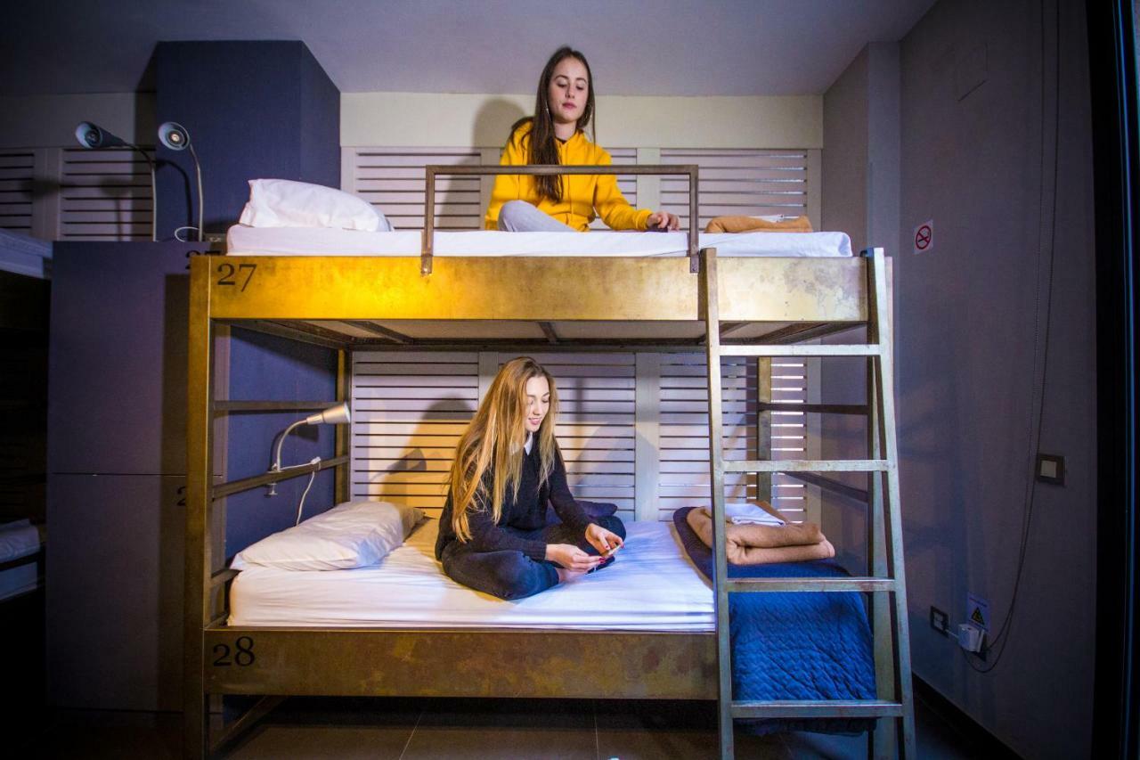 Cama individual en habitación compartida para hombres (16 camas)
